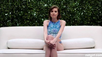 Модель на диване принимает от загорелого дизайнера пенис глубоко в писе №2