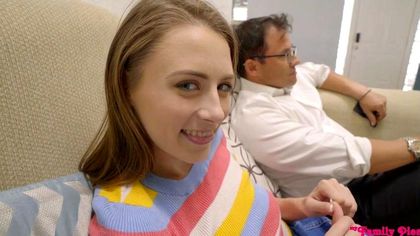 Небритый парень заставляет девку за спиной отца ласкать писей его член №1