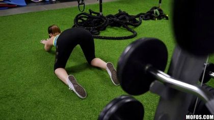 Студентка принимает длинный член тренера по фитнесу в раздевалке в писюле №1