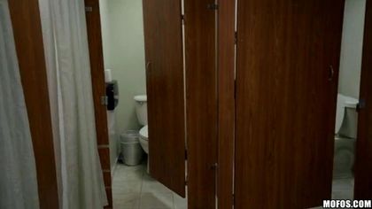 Студентка принимает длинный член тренера по фитнесу в раздевалке в писюле №2