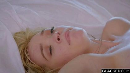 Черный с татуированной спиной загоняет гигантский кий в белую лузу соседки №7