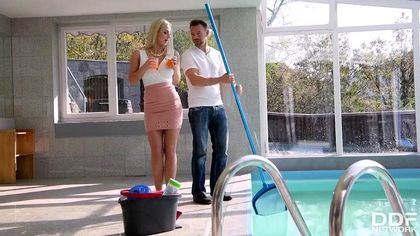 Чистильщик бассейна прочистил длинным хуем вагину и анус домохозяйки №1