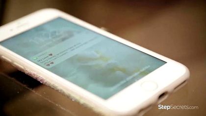 Любовник в синей футболке долго ебется с пошлой блондинкой в кровати №1