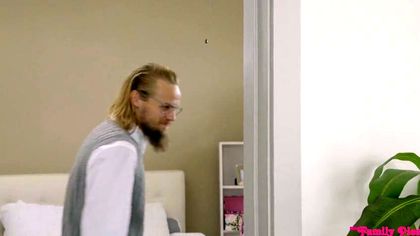 Бородатый программист на кровати трахает рыжую подругу в костюме Лепрекона №1