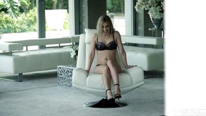 Девушка с самого утра полирует член бородатого соседа ротиком и писей №2