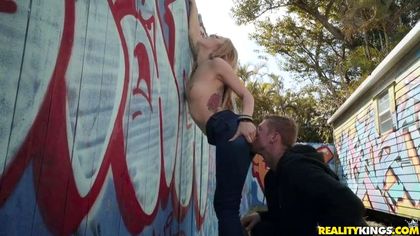 Молодая пара ебется в подворотне на металлическом баке для мусора №1