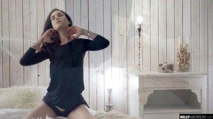 Спортсмен в кепке перед сном трахнул на полу девку в черном белье №1