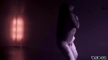 Тренер в зале перед зеркалом трахнул в любимых позах гимнастку №1