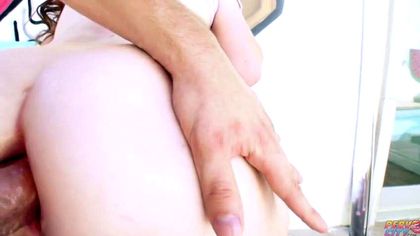 Рыжая во дворе садится смазанным анусом на толстую дубину любовника №7