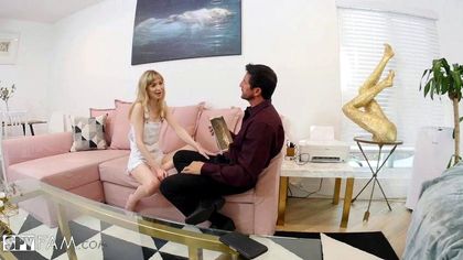 Блонди снимает белое платье перед взрослым мужчиной и опускается писей на его толстую дубину №1