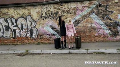 Негр привез двух девок в черных сапогах домой и по очереди выебал длинной елдой №1