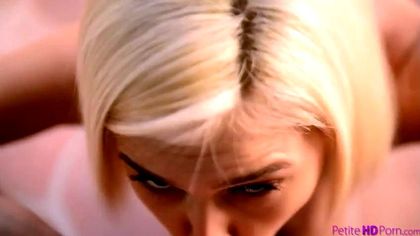 Девка в красных туфлях около бассейна ебется с соседом и глотает семя №5