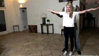 Мужик в синей рубашке наказал падчерицу за связь с негром грубым сексом в писю №1