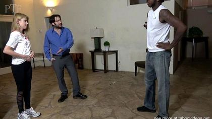 Мужик в синей рубашке наказал падчерицу за связь с негром грубым сексом в писю №4