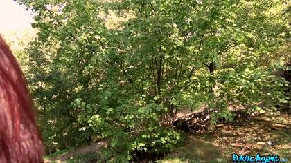 Мужик в голубой майке подкатил к туристке в парке и выебал под деревом рачком