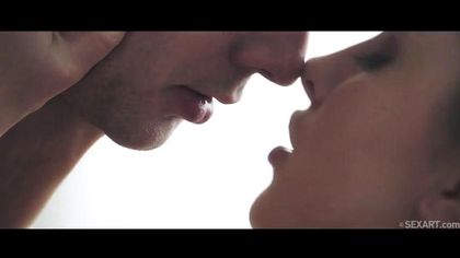 Парень вылизал писю соседки на кухонном столе и ввел хер по яйца