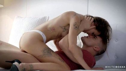 Рыжуля дает в промежность с утра мускулистому другу перед камерой №3