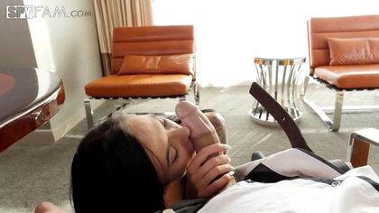 Горничная на лакированном столе принимает в попе хер хозяина №2