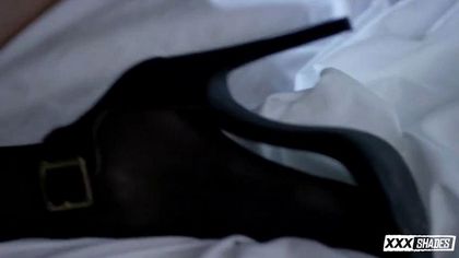 Модельер проснулся в кровати с девицей в чулках и нежно отодрал в лохматку №5