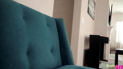 Девица на голубой простыне опускается мохнатой дыркой на член агента №2