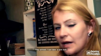 Две студентки перед сном стоят на коленях и сосут в общаге учительский хер №1