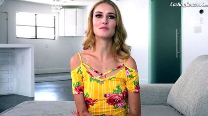 Милфа хочет стать домработницей у бизнесмена, для чего делает ему минет №4