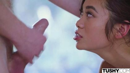 Тайка медленно присаживается теплой попкой на бритый хер туриста №4