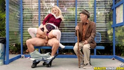 Студентка на скамейке в парке ебется рядом со стариком с байкером и кончает №2