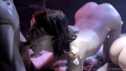 Парни ставят чужих жен раком на оргии и смело ебут без презервативов №4