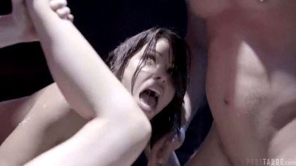 Парни ставят чужих жен раком на оргии и смело ебут без презервативов №8