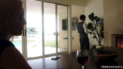 Красотка около камина полирует ртом и пилоткой член поджарого парня №2