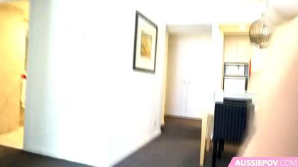 Девушка на четвереньках натягивает влагалище на хер без презерватива №8