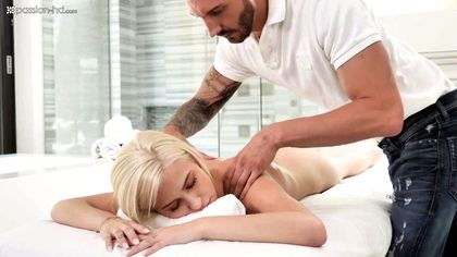 Мужчина делает куни подруге с пирсингом сосков и пука, а затем мощно ебет в писечку №2