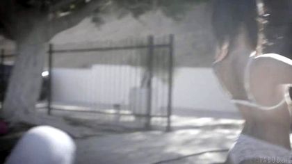 Две девки в черных трусиках получили от старого копа огромный хер за щеку №1