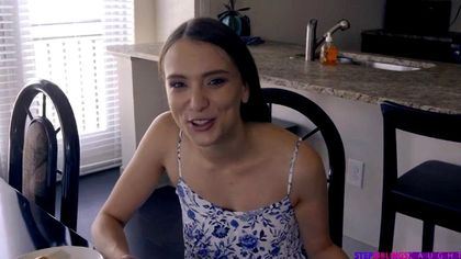 Девка проснулась и на ступеньках лестницы дала в промежность партнеру №2