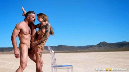 Бодибилдер посреди пустыни выебал рачком на пластиковом стуле модель №5