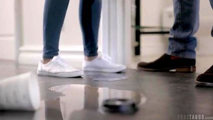 Лысый жестко срывает трусишки с жены сына и ебет ее в коридоре бритой палкой №1