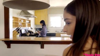 Пацан сдвигает белые трусики с подруги и нежно пихает елду в писечку №5