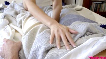 Пацан сдвигает белые трусики с подруги и нежно пихает елду в писечку №7