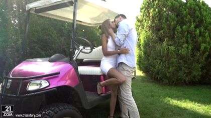Девушка в машине для гольфа трахается раком с зрелым бородатым мужчиной №1