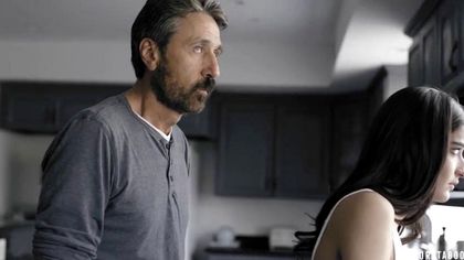 Седой женатик поставил рога жене с молодой служанкой в шортиках и белой майке №1