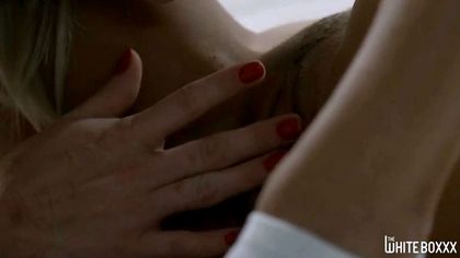 Стройные лесбухи перед сном вылизали до оргазма бритые половые щелочки