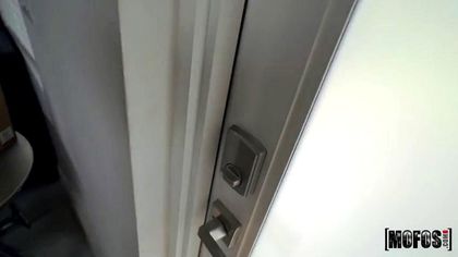 Мужик застал студенток за куни и нежно поимел бритой палкой в мохнатые писи №1