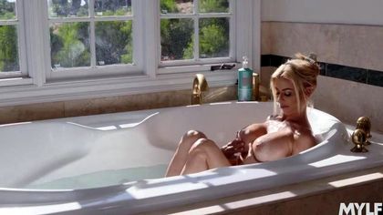 Бородатый пацан девушки ебется с ее сисястой мамашей в ванной комнате №3