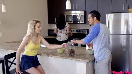 Девица с колечком в носу садится писей в розовых трусиках на хуй мужа подруги №1