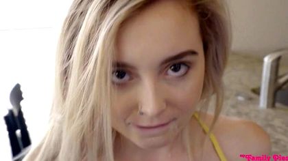 Девица с колечком в носу садится писей в розовых трусиках на хуй мужа подруги №4