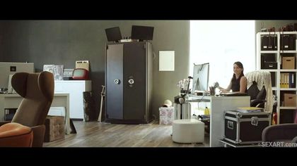 Деваха в черном белье и чулках привела бородатого ебаря домой и дала в писю на журнальном столике №1