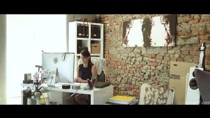 Деваха в черном белье и чулках привела бородатого ебаря домой и дала в писю на журнальном столике №2