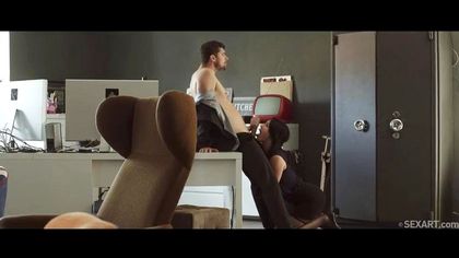 Деваха в черном белье и чулках привела бородатого ебаря домой и дала в писю на журнальном столике №3