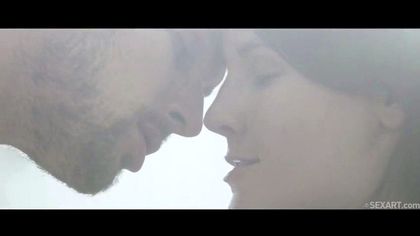 Деваха в черном белье и чулках привела бородатого ебаря домой и дала в писю на журнальном столике №5